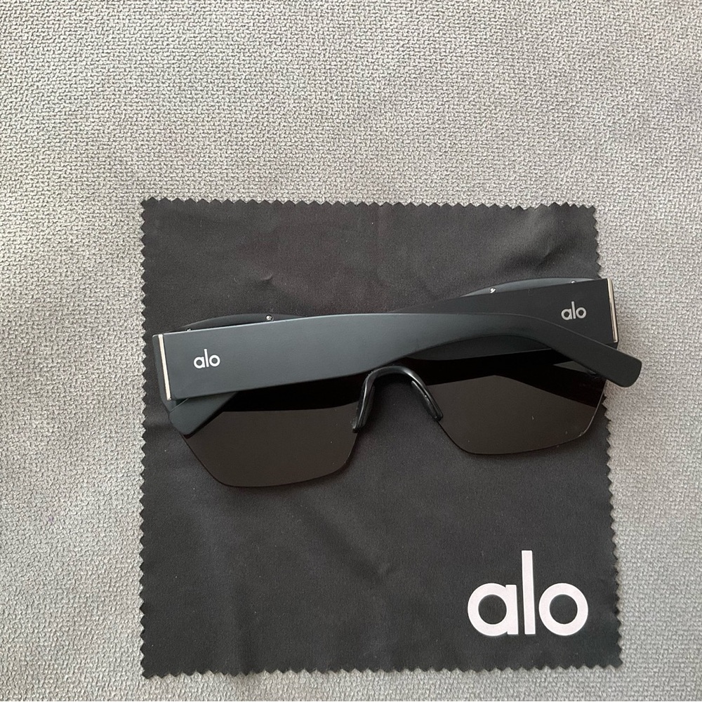 Alo Yoga Stunner Sunglasses Black - Picture 11 of 15